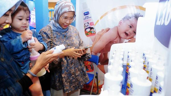 Potret Ibu Jeli Milih Produk Perawatan Anak dan Bayi