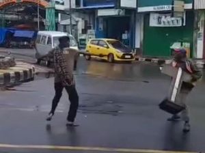 Momen Pria ODGJ di Parepare Serang Juru Parkir Pakai Parang di Jalan Raya Momen Pria ODGJ di Parepare Serang Juru Parkir Pakai Parang di Jalan Raya
