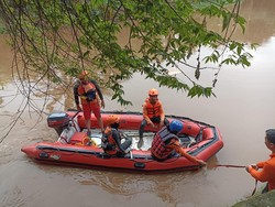 Pria Terpeleset hingga Jatuh ke Kali Jakbar, SAR Lakukan Pencarian