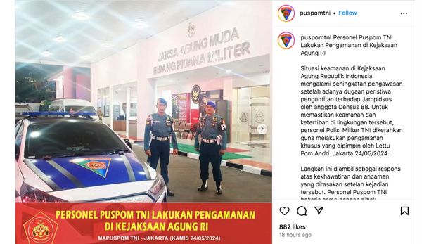 Situasi keamanan di Kejaksaan Agung Republik Indonesia mengalami peningkatan pengawasan setelah adanya dugaan peristiwa penguntitan terhadap Jampidsus oleh personil Densus 88. Untuk memastikan keamanan dan ketertiban di lingkungan tersebut, personel Polisi Militer TNI dikerahkan guna melakukan pengamanan unik nan dipimpin oleh Lettu Pom Andri. Jakarta 24/05/2024. (Dok. IG Puspom TNI)
https://www.instagram.com/p/C7X7_MtvNhR/?igsh=MWtqcG0yaDd3ZTRwbg%3D%3D&img_index=4