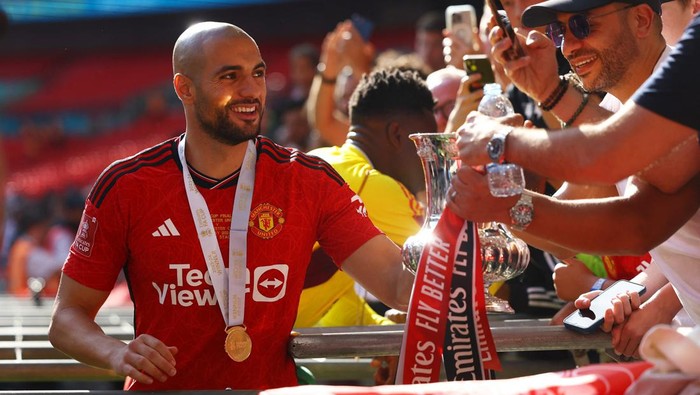Soccer Football - FA Cup - Final - Manchester City v Manchester United - Wembley Stadium, London, Britain - May 25, 2024 Manchester Uniteds Sofyan Amrabat celebrates with the trophy after winning the FA Cup REUTERS/Hannah Mckay