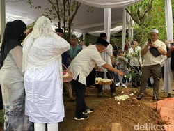 Suasana Haru Selimuti Pemakaman Ibunda Mendagri Tito Karnavian