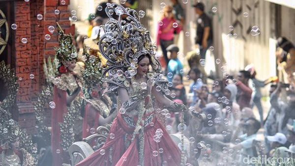 Warna-warni Kemeriahan Surabaya Vaganza 2024