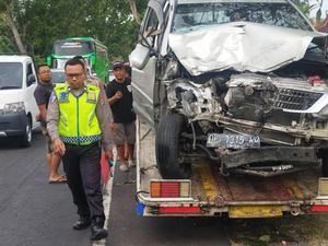 Mobil Tabrak Truk di Jalan Denpasar-Gilimanuk, Dua Orang Terluka