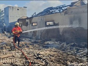 Kebakaran Ludeskan Tiga Bangunan di Trenggalek