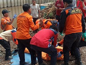 Pria Terpeleset ke Kali Jakbar Ditemukan Tewas