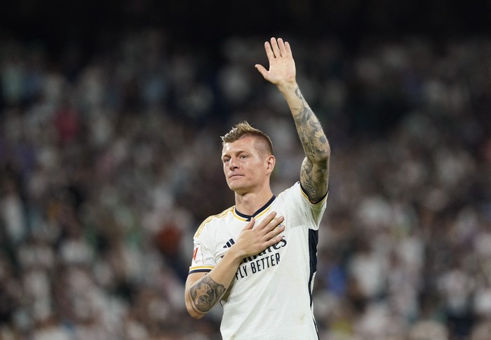 Soccer Football - LaLiga - Real Madrid v Real Betis - Santiago Bernabeu, Madrid, Spain - May 25, 2024 Real Madrids Toni Kroos acknowledges fans after his last game as Real Madrid player REUTERS/Ana Beltran
