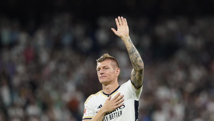 toni kroos real madrid toni kroos pensiun real madrid vs real betis Soccer Football - LaLiga - Real Madrid v Real Betis - Santiago Bernabeu, Madrid, Spain - May 25, 2024 Real Madrids Toni Kroos acknowledges fans after his last game as Real Madrid player REUTERS/Ana Beltran