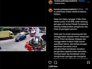 Viral Pemotor Jatuh Disebut Kaget Disetop Polisi, Nggak Ada Plang Razia? Viral Pemotor Jatuh Disebut Kaget Disetop Polisi, Nggak Ada Plang Razia?