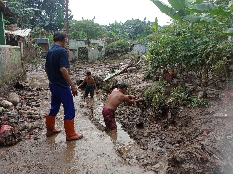Warga bersihkan sisa banjir di Pejaten Timur, Jaksel (Taufiq/detikcom)