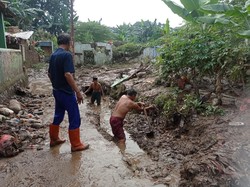Warga Pejaten Timur Kaget Cuaca Panas Lalu Tiba-tiba Banjir