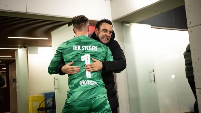 BARCELONA, SPAIN - MARCH 12: Head Coach Xavi Hernandez of FC Barcelona celebrates with Marc-André ter Stegen of FC Barcelona outside the dressing room after their victory during the UEFA Champions League 2023/24 round of 16 second leg match between FC Barcelona and SSC Napoli at Estadi Olimpic Lluis Companys on March 12, 2024 in Barcelona, Spain. (Photo by David Ramos - UEFA/UEFA via Getty Images)