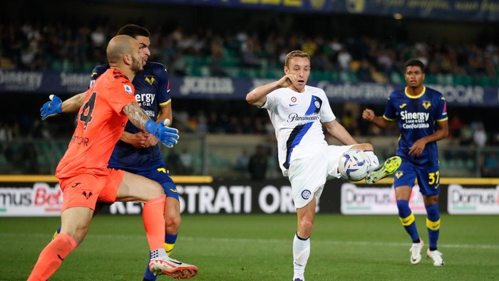 VERONA, ITALY - MAY 26: Davide Frattesi of FC Internazionale has a scoring chance at the end of the Serie A TIM match between Hellas Verona FC and FC Internazionale at Stadio Marcantonio Bentegodi on May 26, 2024 in Verona, Italy. (Photo by Timothy Rogers/Getty Images)