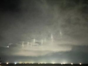 Pilar Cahaya Misterius yang Hiasi Langit Malam di Jepang