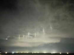 Pilar Cahaya Misterius yang Hiasi Langit Malam di Jepang