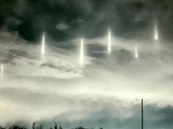 9 Pilar Cahaya Misterius Muncul di Langit Jepang Bikin Geger Warga