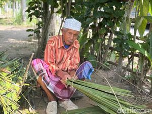 Abdullah Menolak Tua, Buka Usaha Atap Rumbia di Aceh Kala Usia 84 Tahun