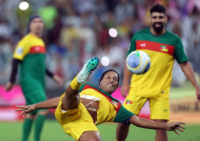 Soccer Football - Brazil Solidarity Match - Charity match to help victims of deadly floods in the country's state of Rio Grande do Sul - Esperanca v Uniao  - Estadio Maracana, Rio de Janeiro, Brazil - May 26, 2024 Uniao's Ronaldinho scores their fifth goal REUTERS/Pilar Olivares