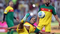 Bintang-bintang seperti Ronaldinho Gaucho, Cafu, Bebeto, dan pemain terkemuka lainnya kembali bersinar di lapangan stadion ikonik Maracana di Rio de Janeiro untuk mencari sumbangan bagi para korban banjir mematikan. REUTERS/Pilar Olivares