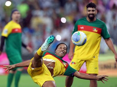 Aksi Ronaldinho di Laga Amal untuk Korban Banjir Brasil