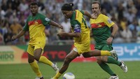 Legenda dan artis sepak bola Brasil berpartisipasi dalam pertandingan amal pada Minggu (26/5). Laga itu untuk mengumpulkan dana bagi para korban banjir dahsyat di Rio Grande do Sul. AP/Bruna Prado