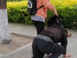 Viral Video Pria Berlutut Kepada Anaknya di Jalan, Alasannya Bikin Sedih