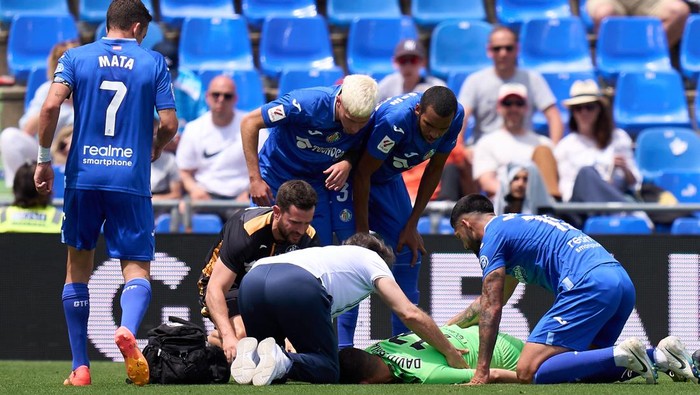 GETAFE, SPAIN - MAY 26: David Soria of Getafe CF receives medical attention during the LaLiga EA Sports match between Getafe CF and RCD Mallorca at Coliseum Alfonso Perez on May 26, 2024 in Getafe, Spain. (Photo by Angel Martinez/Getty Images)