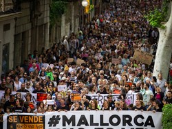 Muak dengan Pariwisata Massal, Warga Pulau Demo ke Jalan