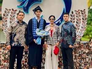 7 Potret Marco Putra Ganteng Diah Permatasari Wisuda SMA, Gagah Bertoga 7 Potret Marco Putra Ganteng Diah Permatasari Wisuda SMA, Gagah Bertoga