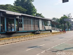 Warga Kaget Halte TransJ Simpang Ragunan Direvitalisasi, Harap Cepat Selesai
