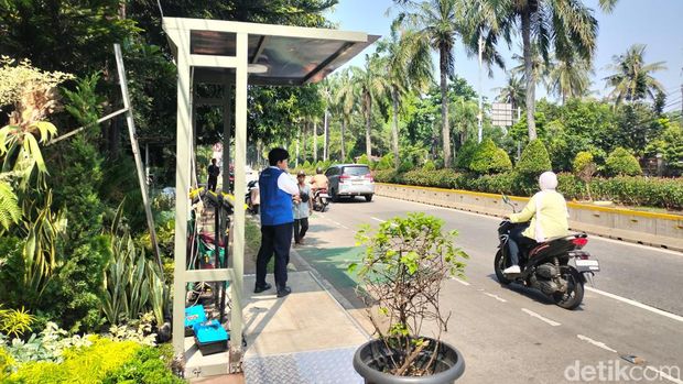 Halte TransJ Simpang Ragunan direvitalisasi. (Astrid Meishella/detikcom)