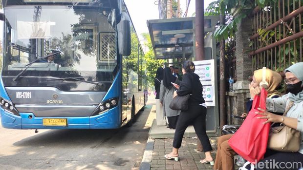 Halte TransJ Simpang Ragunan direvitalisasi. (Astrid Meishella/detikcom)
