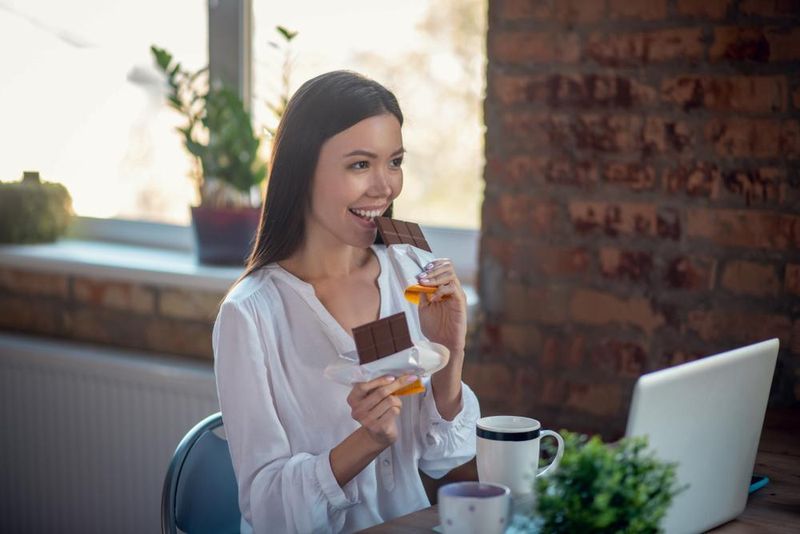 Ilustrasi Coklat atau Ngemil Ilustrasi Coklat atau Ngemil