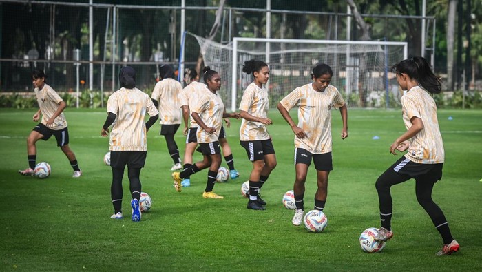 Pelatih Timnas Indonesia Putri Satoru Mochizuki (tengah) memberikan arahan saat sesi latihan menjelang laga uji coba internasional melawan Singapura di Lapangan ABC, Senayan, Jakarta, Senin (27/5/2024). Laga persahabatan Indonesia melawan Singapura tersebut akan digelar pada Selasa (28/5/2024) mendatang. ANTARA FOTO/ Rivan Awal Lingga/foc.