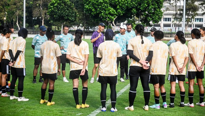 Pelatih Timnas Indonesia Putri Satoru Mochizuki (tengah) memberikan arahan saat sesi latihan menjelang laga uji coba internasional melawan Singapura di Lapangan ABC, Senayan, Jakarta, Senin (27/5/2024). Laga persahabatan Indonesia melawan Singapura tersebut akan digelar pada Selasa (28/5/2024) mendatang. ANTARA FOTO/ Rivan Awal Lingga/foc.