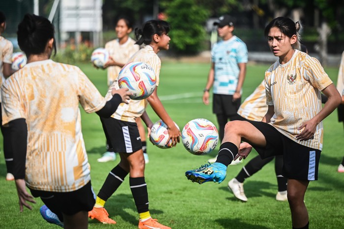 Pelatih Timnas Indonesia Putri Satoru Mochizuki (tengah) memberikan arahan saat sesi latihan menjelang laga uji coba internasional melawan Singapura di Lapangan ABC, Senayan, Jakarta, Senin (27/5/2024). Laga persahabatan Indonesia melawan Singapura tersebut akan digelar pada Selasa (28/5/2024) mendatang. ANTARA FOTO/ Rivan Awal Lingga/foc.