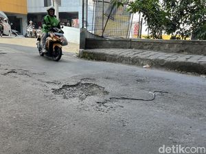 Aspal Berlubang di Jalan Kebon Bibit Bandung, Bikin Warga Tak Nyaman