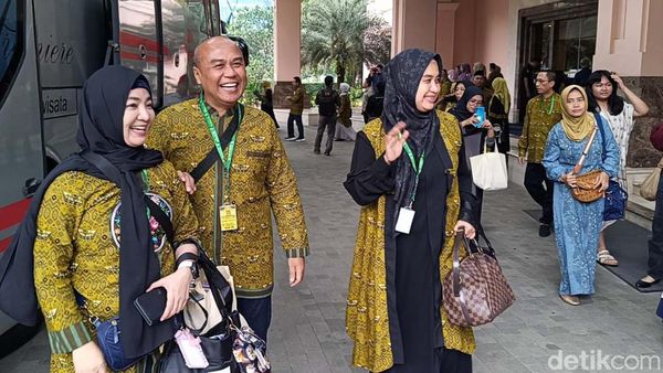 Momen Jemaah Maktour Berangkat ke Tanah Suci