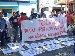 Puluhan Jurnalis Lamongan Jalan Mundur Tolak RUU Penyiaran