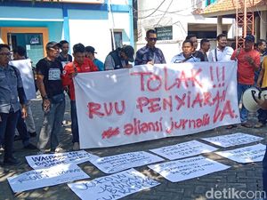 Puluhan Jurnalis Lamongan Jalan Mundur Tolak RUU Penyiaran Puluhan Jurnalis Lamongan Jalan Mundur Tolak RUU Penyiaran