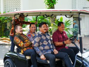 Kapolri dan Jaksa Agung Duduk Sebelahan di Mobil Golf Saat Keluar Istana