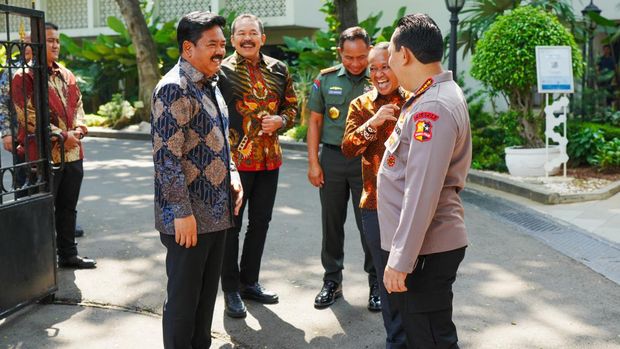 Kapolri Jenderal Listyo Sigit Prabowo dan Jaksa Agung ST Burhanuddin dalam acara peluncuran SPBE di Istana Negara, Jakarta, Senin (27/5).