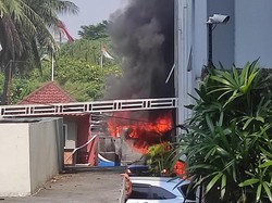 Mobil Picu Kebakaran Kampus Trisakti Cempaka Putih Diduga Alami Korsleting