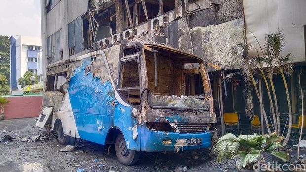 Kebakaran terjadi di Kampus F Universitas Trisakti, Cempaka Putih, Jakarta Pusat (Jakpus). Petugas pemadam kebakaran (damkar) telah memadamkan api. (Ammar R/detikcom)