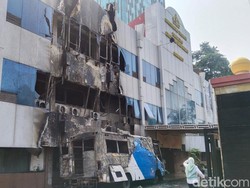 Penampakan Sisa Bus Terbakar yang Apinya Merambat ke Gedung Kampus F Trisakti