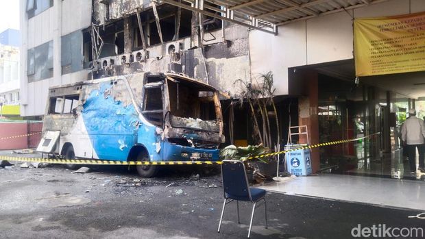 Kebakaran terjadi di Kampus F Universitas Trisakti, Cempaka Putih, Jakarta Pusat (Jakpus). Petugas pemadam kebakaran (damkar) telah memadamkan api. (Ammar R/detikcom)