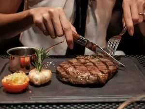 Ketahuan Makan Daging, Wanita Ini Langsung Diputus Cinta Kekasih Ketahuan Makan Daging, Wanita Ini Langsung Diputus Cinta Kekasih