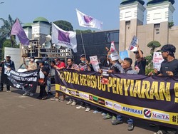 Massa Demo Tolak Revisi UU Penyiaran Mulai Berdatangan ke Gedung DPR