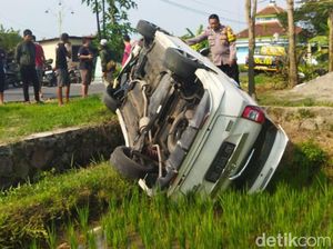 Sigra Disopiri Emak-emak Nyemplung Sawah hingga Terbalik di Palar Klaten