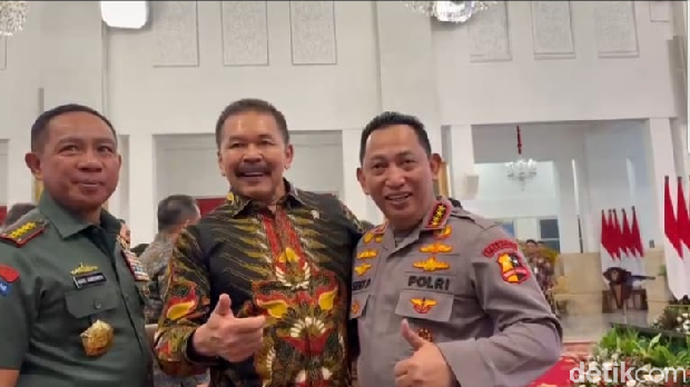 Momen Kapolri-Jaksa Agung-Panglima TNI gandengan di Istana. (Isal/detikcom)